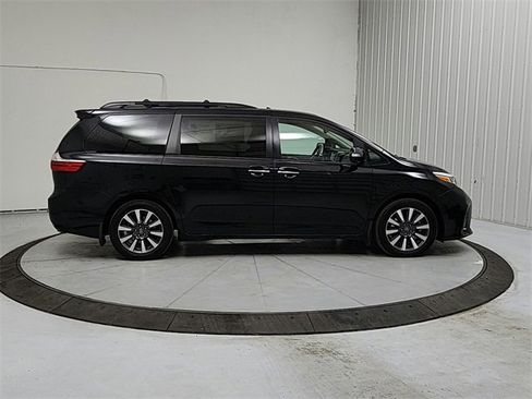 Used 2020 Toyota Sienna Limited Premium image 8