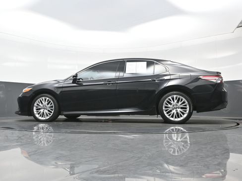 Used 2020 Toyota Camry XLE image 24