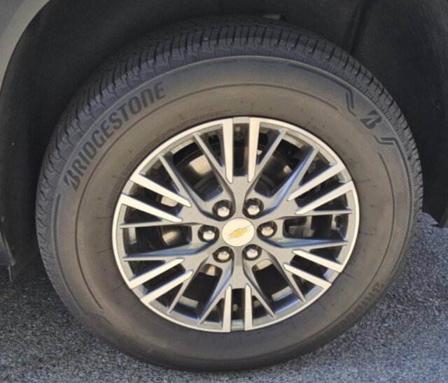 Used 2025 Chevrolet Traverse LT FWD image 6