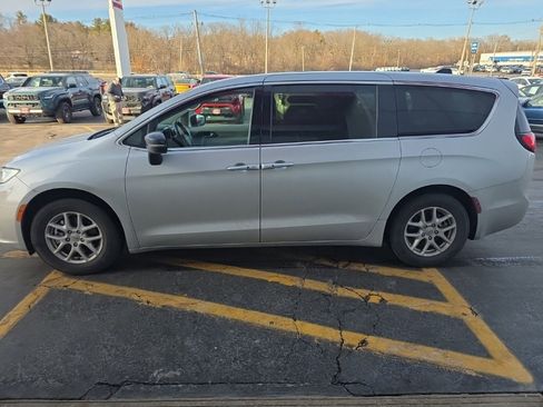 Used 2024 Chrysler Pacifica Touring-L image 7