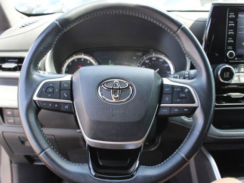 Used 2022 Toyota Highlander XSE FWD image 13