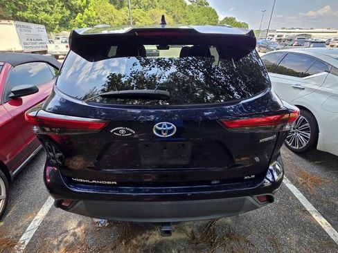 Used 2022 Toyota Highlander XLE FWD image 3