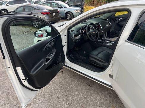 Used 2018 Chevrolet Malibu LT w/ Leather Package image 9