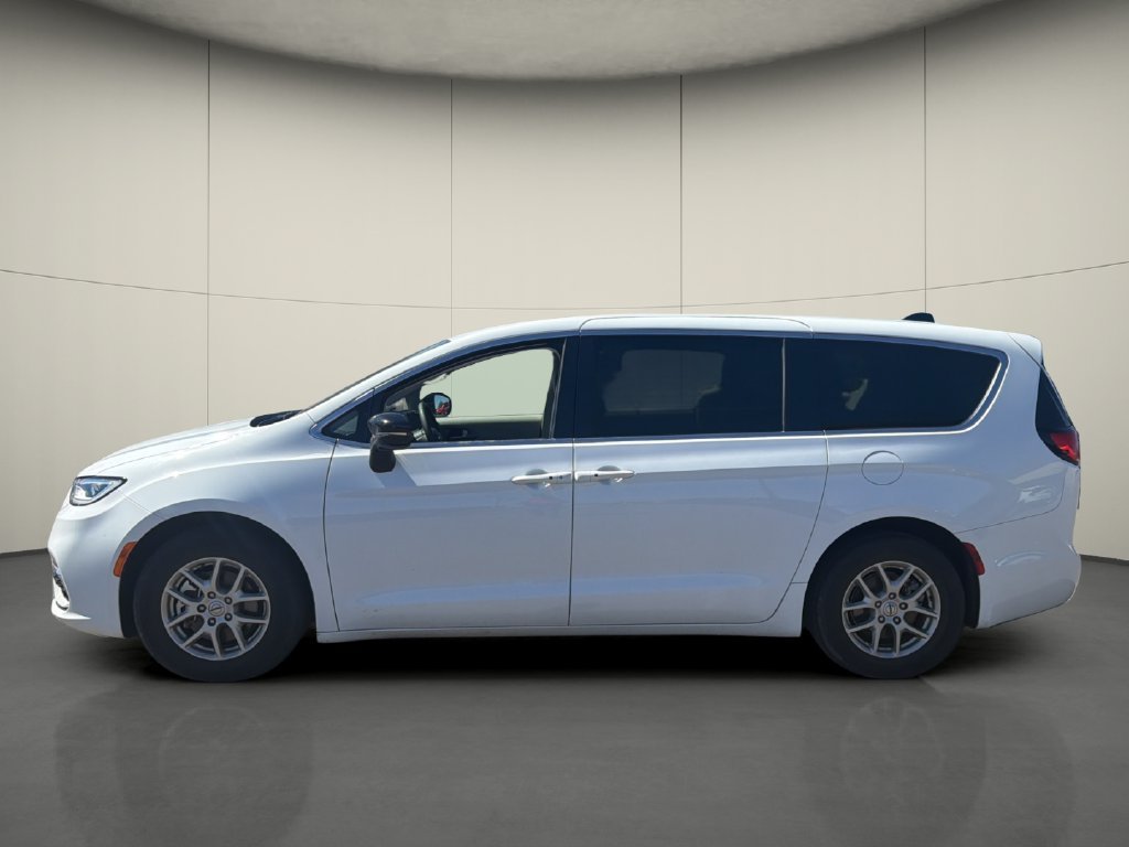 Used 2024 Chrysler Pacifica Touring-L FWD image 4