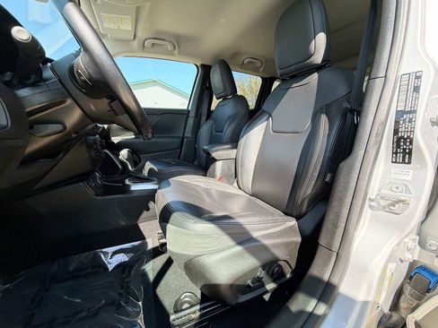Used 2019 Jeep Renegade Limited w/ UConnect 8.4 Nav Group AWD/4WD image 13