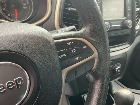 Used 2016 Jeep Cherokee Sport FWD image 20