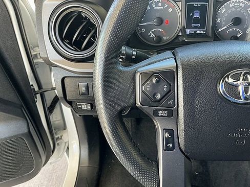 Used 2022 Toyota Tacoma TRD Off-Road image 17