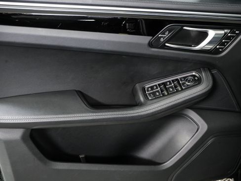 Certified 2023 Porsche Macan S AWD/4WD image 6