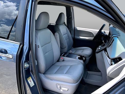 Used 2016 Toyota Sienna XLE FWD image 9