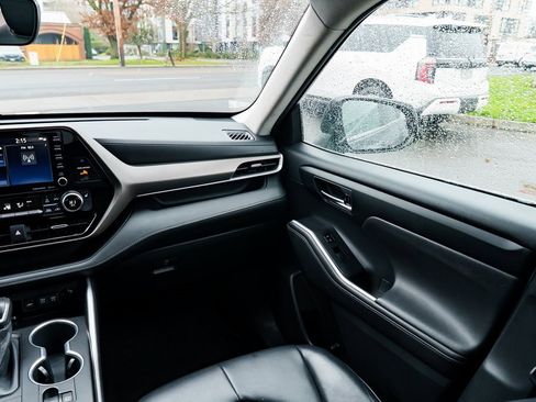 Used 2020 Toyota Highlander XLE image 10