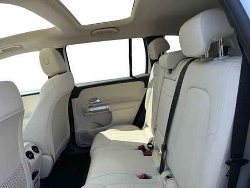 Used 2023 Mercedes-Benz GLB 250 4MATIC w/ Premium Package image 11