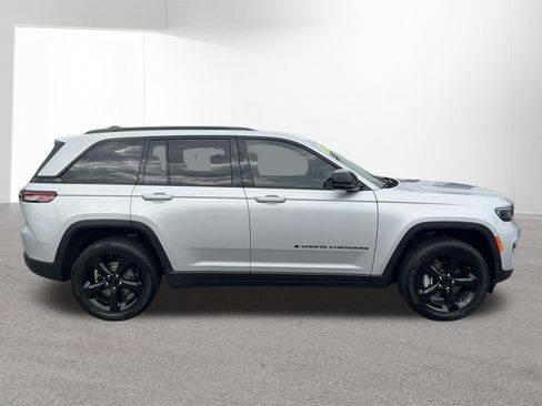 Used 2024 Jeep Grand Cherokee Altitude AWD/4WD image 2