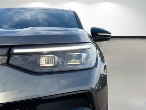 New 2026 Volkswagen Tiguan SE R-Line FWD image 9