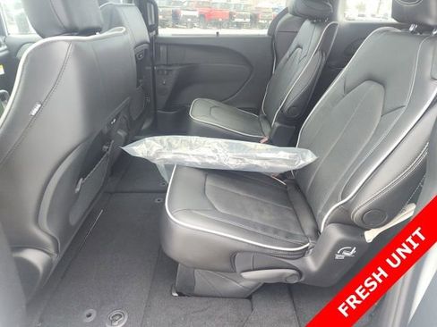 New 2026 Chrysler Pacifica Limited image 16