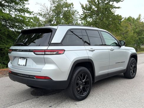 Used 2024 Jeep Grand Cherokee Altitude AWD/4WD image 25