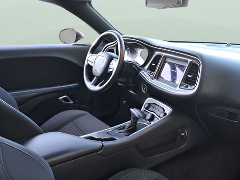 Used 2019 Dodge Challenger SXT RWD image 18