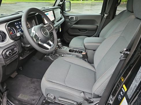 Used 2025 Jeep Wrangler Unlimited Sahara AWD/4WD image 19