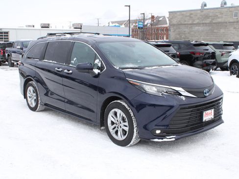 Used 2025 Toyota Sienna XLE image 3