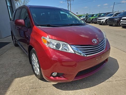 Used 2017 Toyota Sienna XLE AWD/4WD image 14