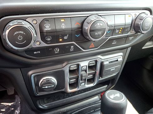 Used 2023 Jeep Wrangler Unlimited Sahara w/ Cold Weather Group AWD/4WD image 19