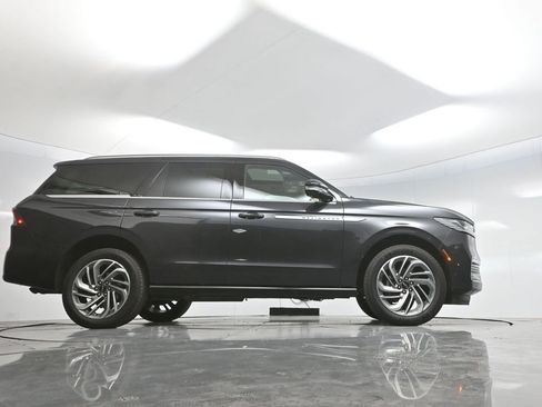 Used 2025 Lincoln Navigator Reserve image 55
