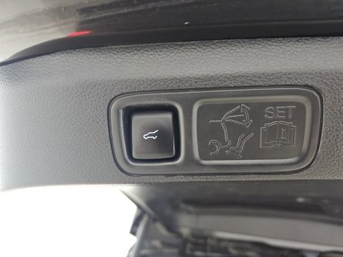 Used 2023 Ford Expedition Limited image 6