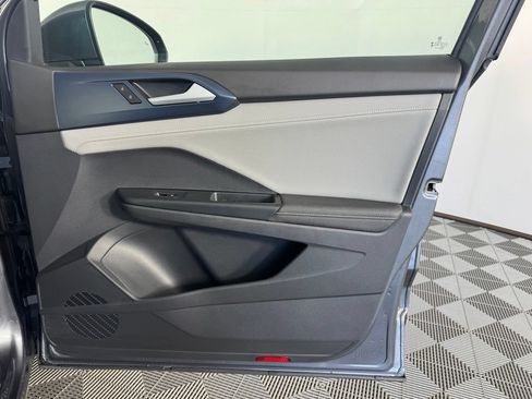 Used 2024 Volkswagen Taos SE w/ Panoramic Sunroof Package FWD image 30