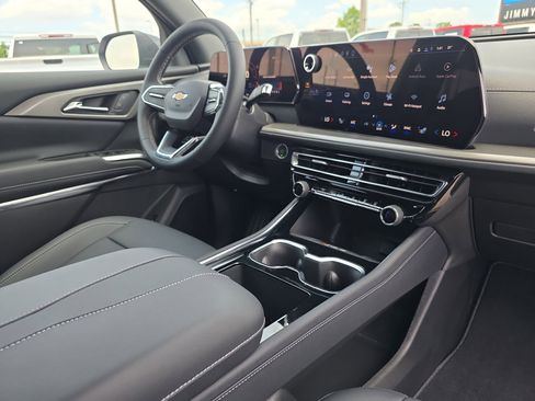 New 2026 Chevrolet Traverse LT w/ Sun and Wheel Package FWD image 17