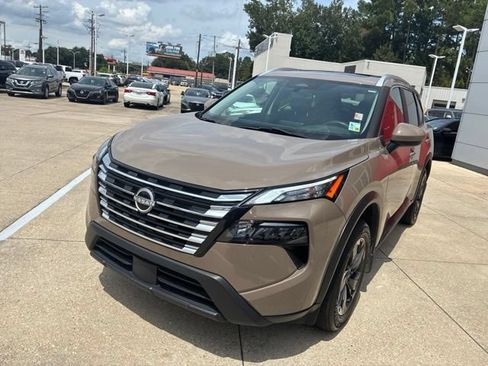 Used 2024 Nissan Rogue SV w/ SV Premium Package FWD image 3