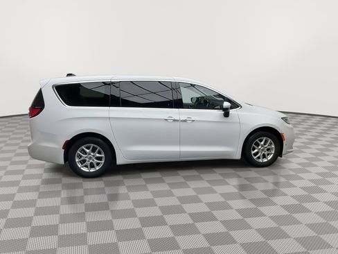 Used 2023 Chrysler Pacifica Touring-L image 38