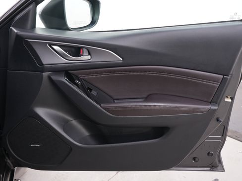 Used 2018 MAZDA MAZDA3 Grand Touring w/ Premium Equipment Package FWD image 9