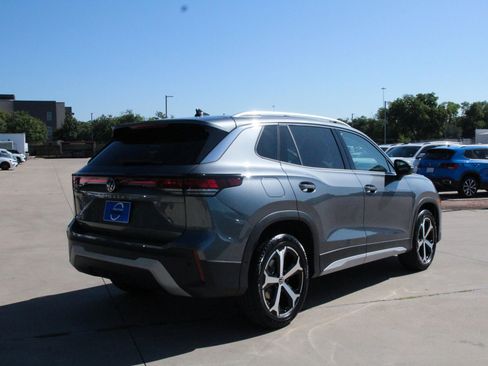Certified 2025 Volkswagen Tiguan SE FWD image 5