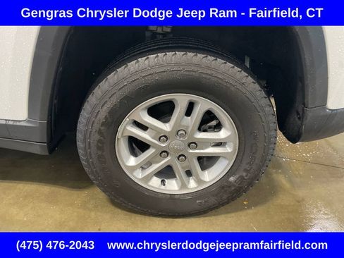 Certified 2023 Jeep Grand Cherokee Laredo w/ Luxury Tech Group I AWD/4WD image 9