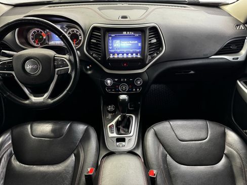 Used 2018 Jeep Cherokee Trailhawk AWD/4WD image 18