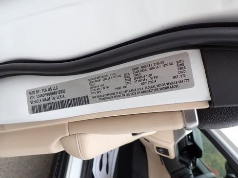 Certified 2024 Jeep Grand Cherokee Limited image 24