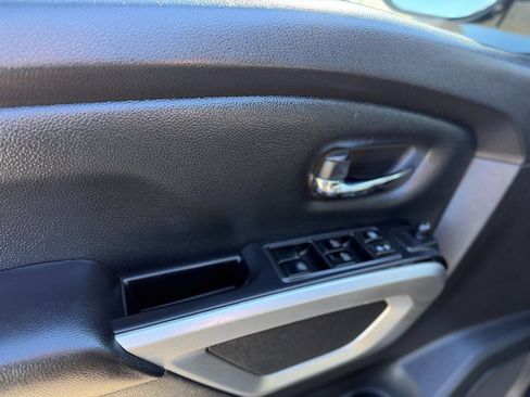 Used 2021 Nissan Titan SV image 19