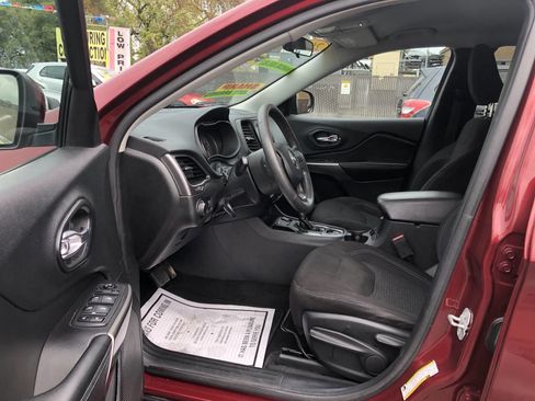 Used 2020 Jeep Cherokee Latitude image 3