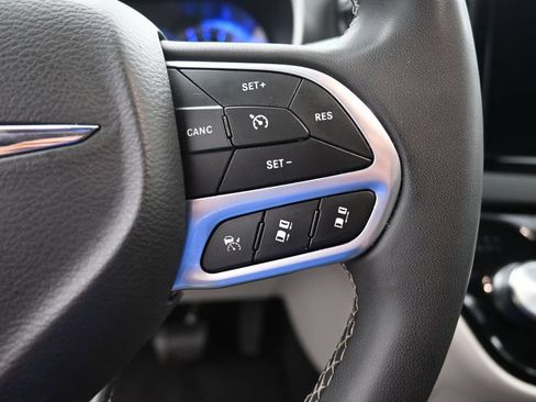 Used 2024 Chrysler Pacifica Touring-L FWD image 17