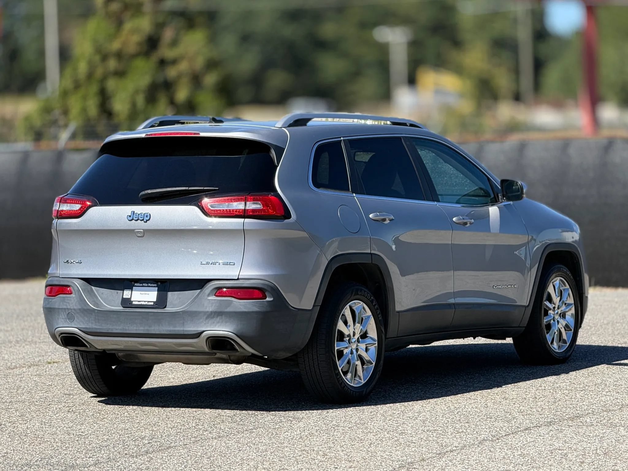 Used 2015 Jeep Cherokee Limited AWD/4WD image 9