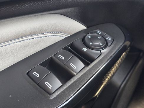 Used 2025 Chevrolet Trax LT w/ LT Convenience Package FWD image 23