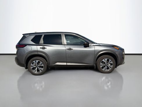 Used 2022 Nissan Rogue SV image 2