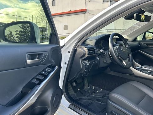 Used 2019 Lexus IS 300 image 9