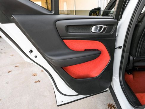 Used 2021 Volvo XC40 T4 R-Design image 50