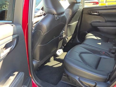 Used 2023 Toyota Highlander XLE image 7