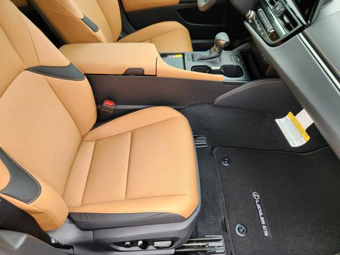 New 2025 Lexus ES 350 w/ Premium Package image 9