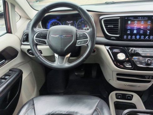 Used 2017 Chrysler Pacifica Touring-L FWD image 20