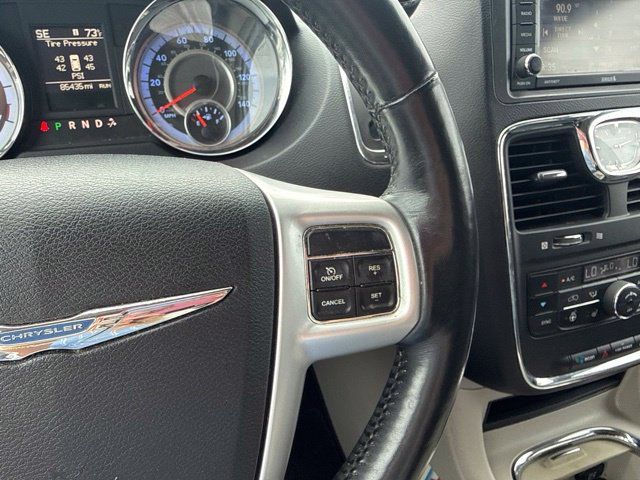Used 2016 Chrysler Town & Country Touring w/ Driver Convenience Group FWD image 17