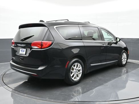 Used 2020 Chrysler Pacifica Touring-L image 8
