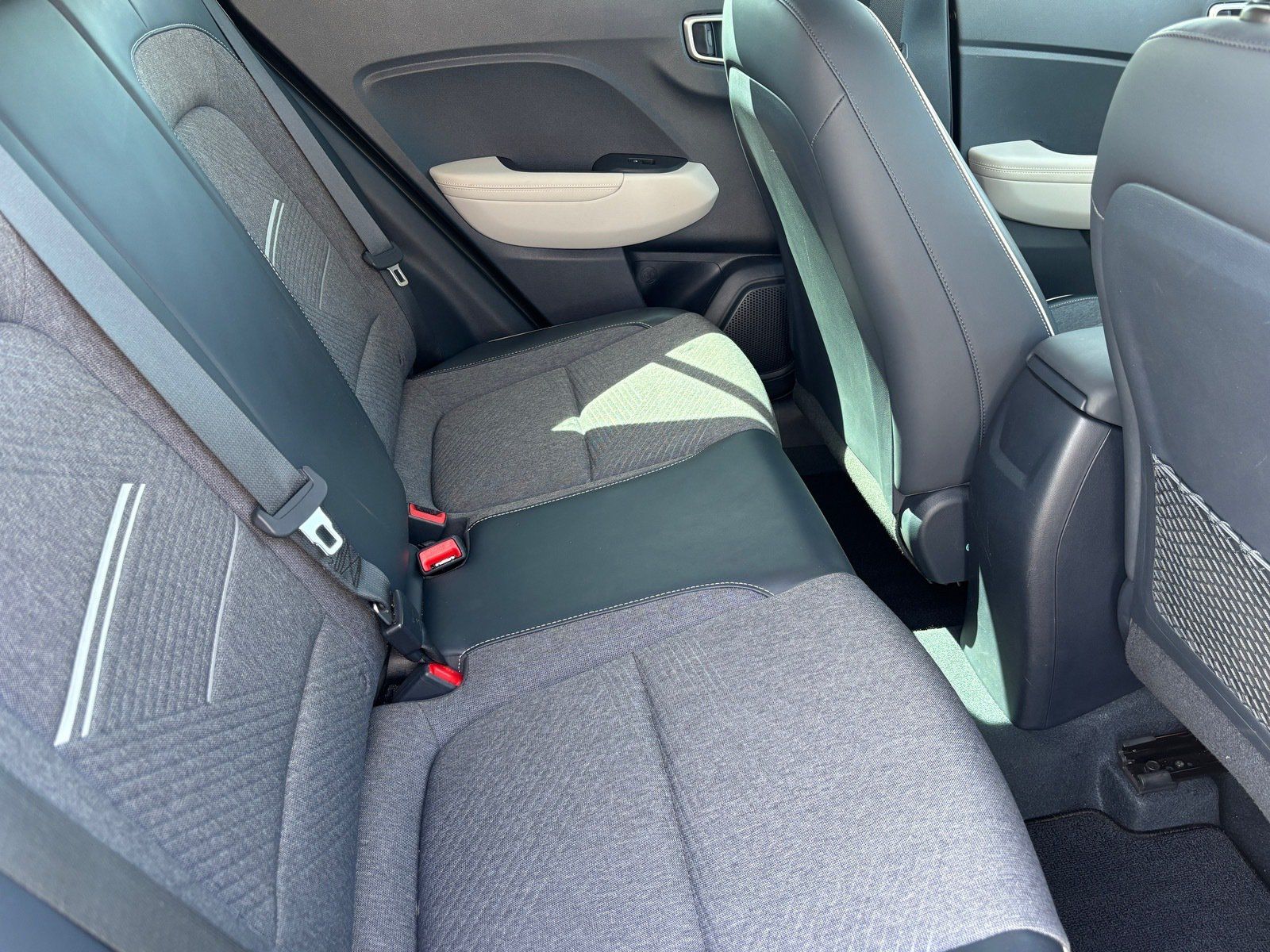 Used 2021 Hyundai Venue FWD image 29