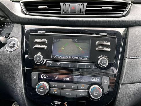 Used 2017 Nissan Rogue SV AWD/4WD image 14